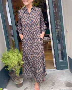Elegant dress with contrasting geometric print and lapel